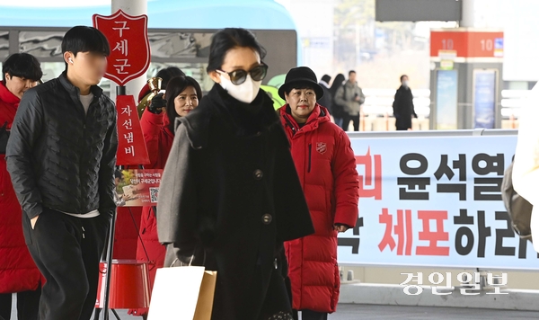 비상계엄 사태의 여파로 국내 경기 침체가 심화할 것이란 전망이 나오는 가운데 기부의 손길이 줄어들까 관련 단체들의 걱정이 커지고 있다. 11일 오후 수원역 버스환승센터에서 구세군 자원봉사자들이 기부 독려 캠페인을 벌이고 있다. 2024.12.11 /이지훈기자 jhlee@kyeongin.com
