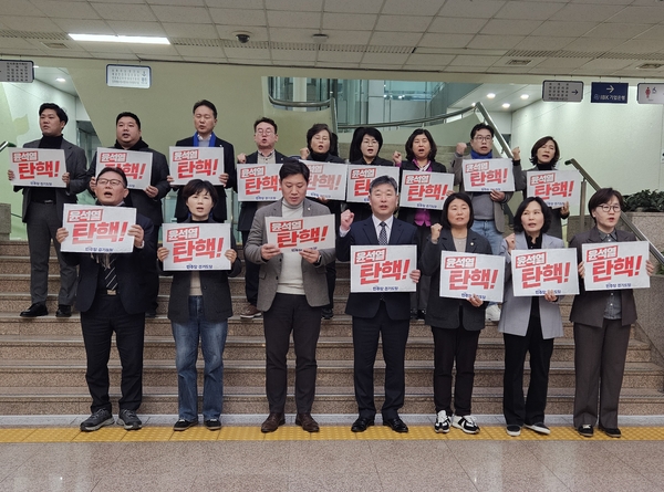 11일 더불어민주당 수원시의원들이 ‘국민의힘 의원들 윤석열 탄핵 동참하라’는 제목의 성명문을 발표했다.2024.12.11 /김지원기자 zone@kyeongin.com