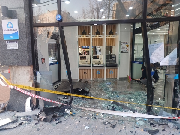 수원시 권선구의 한 도로에서 소나타 차량이 새마을금고로 돌진하는 사고가 발생해 1명이 크게 다쳤다.2024.12.11 /독자 제공