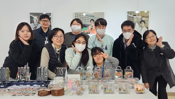 가천누리 창립 10주년 전시회에서 직원들이 기념촬영을 하고 있다. /가천누리 제공