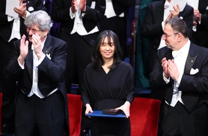 소설가 한강 “가장 어두운 밤에도 ‘언어’는 우리 존재 묻고 서로 연결”