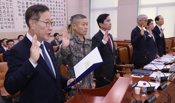 11일 오전 서울 여의도 국회 법제사법위원회 전체회의에서 증인들이 선서하고 있다. 왼쪽부터 박성재 법무부 장관, 김동혁 국방부 검찰단장, 김선호 국방부 장관 직무대행, 천대엽 법원행정처장, 오동훈 고위공직자범죄수사처장, 이완규 법제처장. 2024.12.11 /연합뉴스