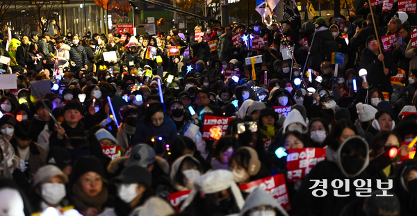 9일 오후 서울 국회 인근에서 시민들이 모여 윤석열 대통령의 퇴진을 촉구하며 촛불집회를 하고 있다. 2024.12.9 /이지훈기자 jhlee@kyeongin.com