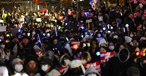 윤석열 대통령, 촛불집회 시민에 “광란의 칼춤 추는 사람” [격랑 속 ‘탄핵 정국’]