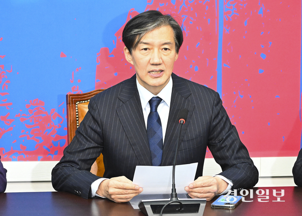 대법원에서 징역 2년이 확정돼 의원직을 상실한 조국 전 조국혁신당 대표가 서울 국회에서 기자간담회를 하고 있다. 2024.12.12 /이지훈기자 jhlee@kyeongin.com