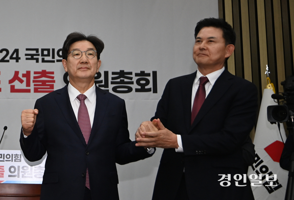 권성동 국민의힘 의원이 12일 오전 서울 여의도 국회에서 열린 원내대표 선출 의원총회에서 당선된 뒤 김태호 의원과 기념사진을 찍고 있다. 2024.12.12 /이지훈기자 jhlee@kyeongin.com
