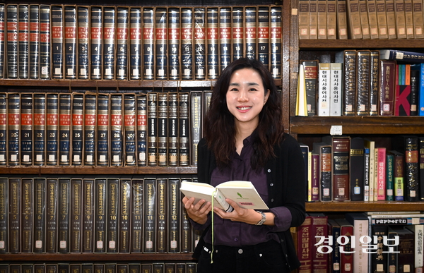 ‘2024 경인일보 신춘문예’ 단편소설 부문 당선자인 이준아 작가가 지난 5일 수원시 팔달구 인계동 경인일보 본사 4층 자료실에서 인터뷰를 하고 있다. 이 작가는 최근 민음사 문학잡지 ‘릿터’ 51호에 신작 ‘박력 있게 스파이크’를 발표했다. 2024.12.5 /이지훈기자 jhlee@kyeongin.com