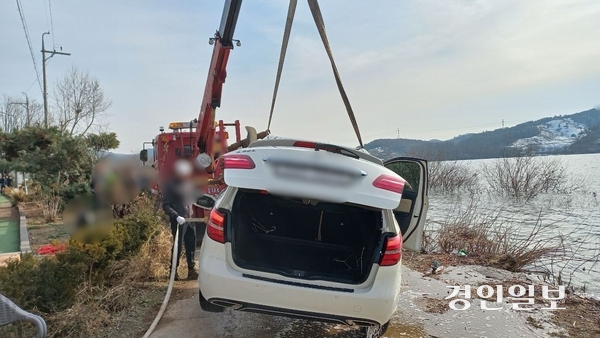 12일 오후 용인시 처인구의 이동저수지에서 50대 운전자가 탑승한 차량이 물에 빠지는 사고가 났다. 2024.12.12 /경기도소방재난본부 제공