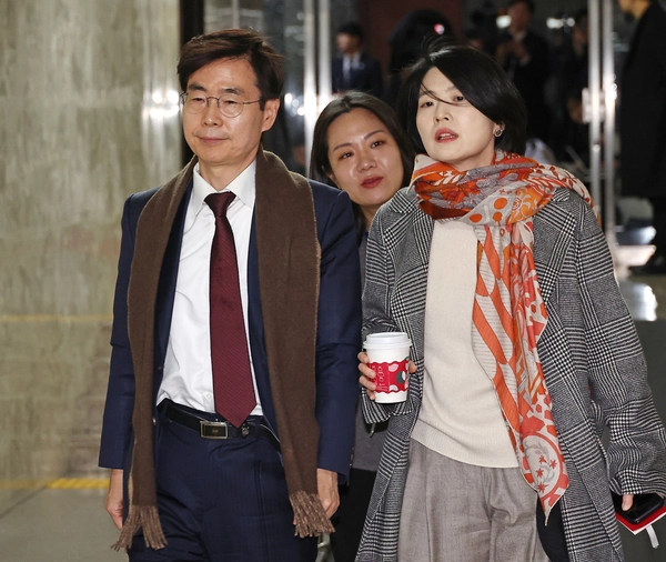 국민의힘 조경태, 한지아 의원이 7일 서울 여의도 국회에서 열린 의원총회에 참석하고 있다. 2024.12.7 /연합뉴스