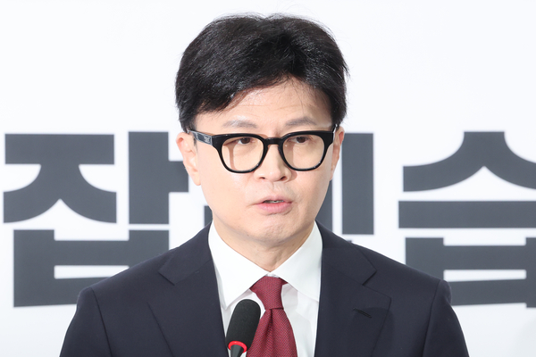 국민의힘 한동훈 대표가 12일 오전 서울 여의도 국회에서 윤석열 대통령 탄핵과 관련한 긴급 기자회견을 하고 있다. 2024.12.12 /연합뉴스