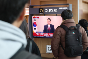 尹 ‘자진사퇴 거부’ 29분 녹화 방송… 탄핵 대응 해석