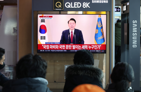 12일 오전 서울역에서 시민들이 윤석열 대통령 담화를 TV로 보고 있다. 2024.12.12 /연합뉴스