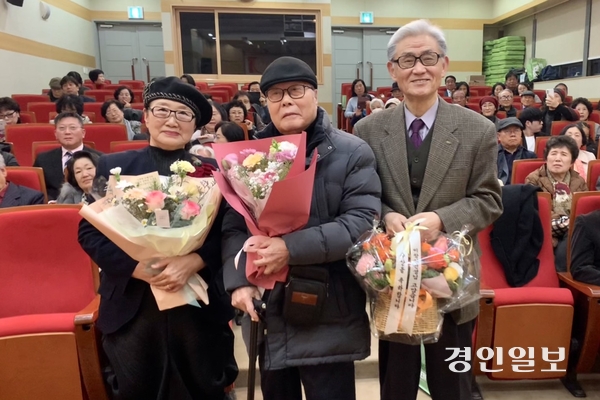 제3회 이상식수필문학상 수상자 지연희 수필가(맨 왼쪽)가 이창식 선생(가운데) 한국시학 발행인 임병호 시인과 함께 꽃다발을 들고 기념촬영을 하고 있다. /유혜연기자 pi@kyeongin.com