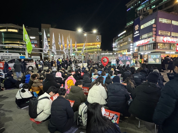 13일 오후 6시께 수원시 팔달구 수원역 로데오 문화광장에 윤석열 대통령의 퇴진을 원하는 시민들이 모여있다. 2024.12.13/ 마주영기자 mango@kyeongin.com