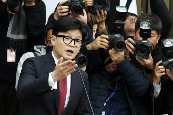 국민의힘 한동훈 대표가 12일 서울 여의도 국회에서 열린 원내대표 선출을 위한 의원총회에서 윤석열 대통령에 대한 탄핵 찬성 입장을 밝히고 있다. 2024.12.12 /연합뉴스