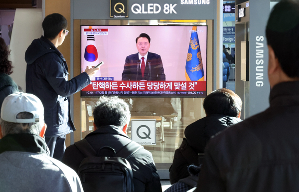 12일 오전 서울역에서 시민들이 윤석열 대통령 담화를 TV로 보고 있다. 2024.12.12 /연합뉴스