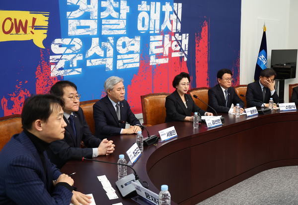 조국혁신당 김선민 당대표 권한대행이 13일 국회에서 열린 기자간담회에서 발언하고 있다. 2024.12.13 /연합뉴스