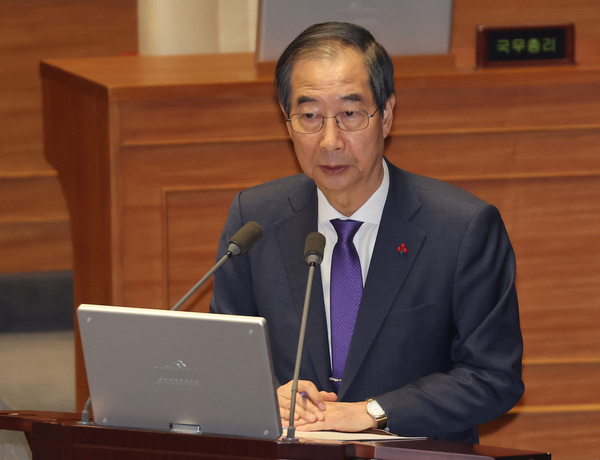 한덕수 국무총리가 13일 오후 국회 본회의에서 열린 ‘윤석열 대통령 위헌적 비상계엄 선포 내란행위 관련 긴급현안질문’에서 답변하고 있다. 2024.12.13 /연합뉴스