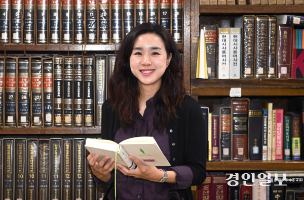 ‘2024 경인일보 신춘문예’ 단편소설 부문 당선자 이준아가 지난 5일 수원시 팔달구 인계동 경인일보 본사 4층 자료실에서 인터뷰를 하고 있다. 이준아는 최근 민음사 문학잡지 ‘릿터’ 51호에 신작 ‘박력 있게 스파이크’를 발표했다. 손에 들린 책은 현재 읽고 있다는 로베르트 발저의 ‘산책자’다. /이지훈기자 jhlee@kyeongin.com