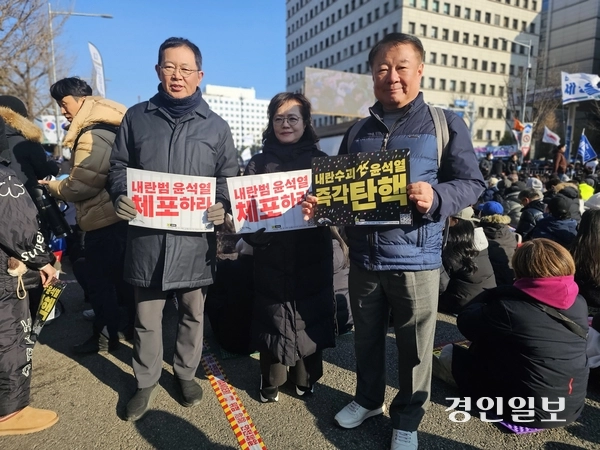 박남춘 전 인천시장이 14일 서울 영등포구 여의도 국회 앞에서 열린 윤석열 대통령 탄핵 촉구 집회에서 구호를 외치고 있다. 2024.12.14 /김성호기자 ksh96@kyeongin.com