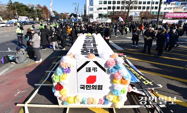 윤석열 대통령에 대한 두번째 탄핵소추안 표결일인 14일 오후 서울 여의도에 윤석열 대통령과 국민의힘 해체 문구가 붙은 상여가 놓여져 있다. 2024.12.14 /조재현기자 jhc@kyeonign.com