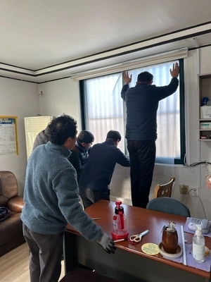 용인시 운전직모임 ‘용운모’회원들, 뽁뽁이 부착 봉사활동