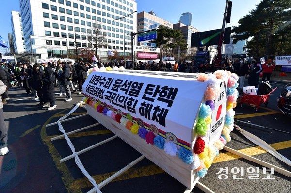 윤석열 대통령에 대한 두번째 탄핵소추안 표결일인 14일 오후 서울 여의도에 윤석열 대통령과 국민의힘 해체 문구가 붙은 상여가 놓여져 있다. 2024.12.14 /조재현기자 jhc@kyeonign.com