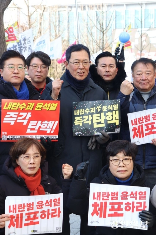 박남춘 전 인천시장이 14일 서울 영등포구 여의도 국회 앞에서 열린 윤석열 대통령 탄핵 촉구 집회에서 구호를 외치고 있다. 2024.12.14 /김성호기자 ksh96@kyeongin.com
