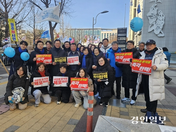 박남춘 전 인천시장이 14일 서울 영등포구 여의도 국회 앞에서 열린 윤석열 대통령 탄핵 촉구 집회에서 구호를 외치고 있다. 2024.12.14 /김성호기자 ksh96@kyeongin.com