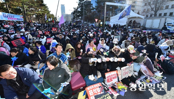 윤석열 대통령에 대한 두번째 탄핵소추안 표결일인 14일 오후 서울 여의도에 모인 시민들이 탄핵촉구를 하고 있다. 2024.12.14 /조재현기자 jhc@kyeonign.com