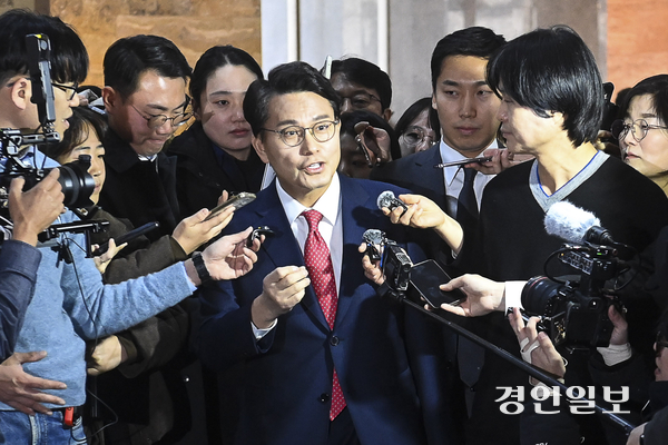 윤상현 국민의힘 의원이 14일 오전 서울 국회에서 열린 국민의힘 비상의원총회에 참석하기 전 입장 발표를 하고 있다. 2024.12.14 /이지훈기자 jhlee@kyeongin.com