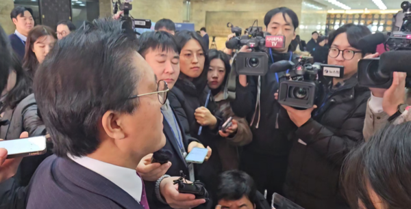 송석준 의원이 14일 오전 국회에서 열린 의원총회에 참석하기에 앞서 기자들에게 윤석열 대통령 탄핵 표결에 대해 설명하고 있다. 2024.12.14 /정의종기자 jej@kyeongin.com