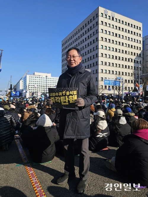 박남춘 전 인천시장이 14일 서울 영등포구 여의도 국회 앞에서 열린 윤석열 대통령 탄핵 촉구 집회에서 구호를 외치고 있다. 2024.12.14 /김성호기자 ksh96@kyeongin.com