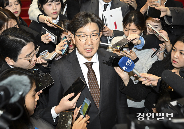 권성동 국민의힘 원내대표가 14일 오후 서울 국회에서 열린 비상의원총회장에서 원내대표실로 향하던 도중 취재진의 질문에 답하고 있다. 2024.12.14 /이지훈기자 jhlee@kyeongin.com