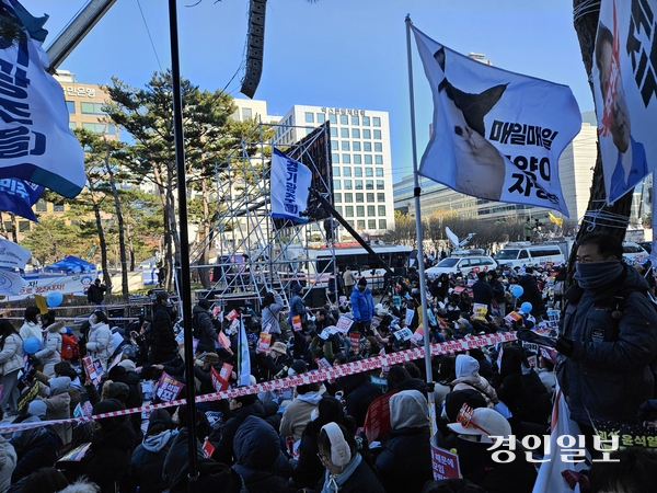 14일 오후 서울 여의도 국회의사당 앞에 수많은 시민이 모여 윤석열 대통령 탄핵을 촉구하고 있다. 2024.12.14 /변민철기자 bmc0502@kyeongin.com