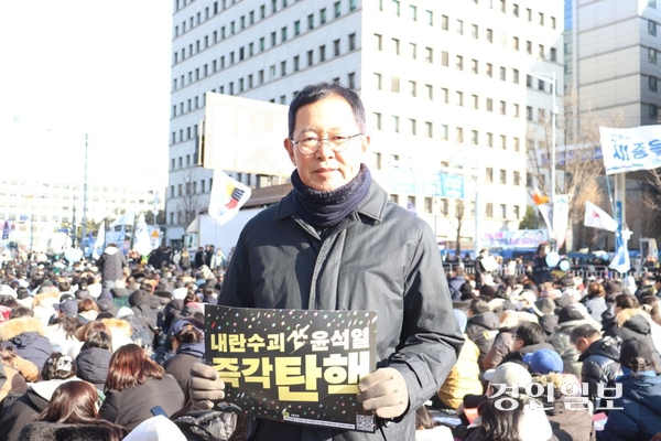 박남춘 전 인천시장이 14일 서울 영등포구 여의도 국회 앞에서 열린 윤석열 대통령 탄핵 촉구 집회에서 구호를 외치고 있다. 2024.12.14 /김성호기자 ksh96@kyeongin.com