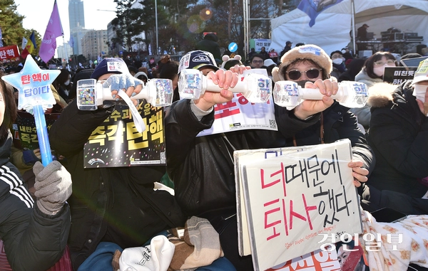 윤석열 대통령에 대한 두번째 탄핵소추안 표결일인 14일 오후 서울 여의도에 모인 시민들이 탄핵촉구를 하고 있다. 2024.12.14 /조재현기자 jhc@kyeonign.com