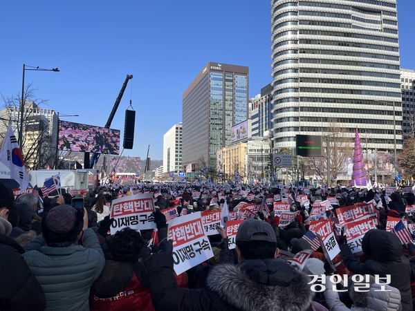 14일 오후 2시께 서울 중구 시청역 인근에서 윤석열 대통령의 탄핵을 반대하는 집회가 진행되고 있다.  2024.12.14 /송윤지기자 ssong@kyeongin.com