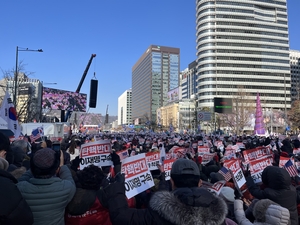“대통령 탄핵 반대”… 서울 광화문 앞에서 보수단체 맞불 집회
