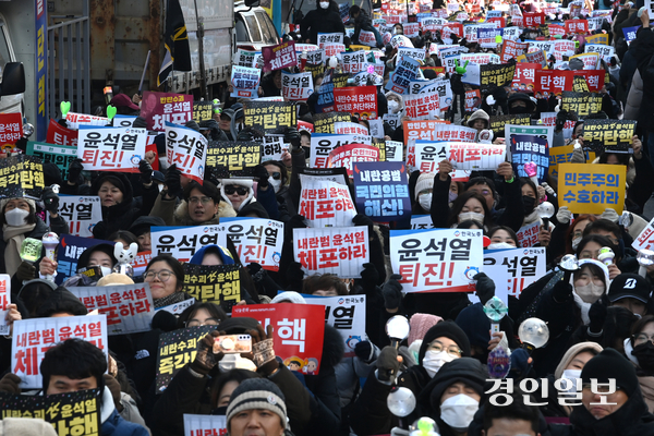 윤석열 대통령 2차 탄핵소추안 표결인 14일 오후 서울 여의도 국회 앞에서 시민들이 윤석열 대통령 탄핵을 촉구하는 집회를 하고 있다. 2024.12.14 /최은성기자 ces7198@kyeongin.com