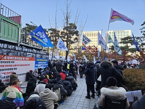 국회 앞 탄핵 촉구 위해 집결한 시민들 “우리가 이긴다” 한목소리