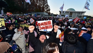 [윤석열 대통령 탄핵소추] “역사의 현장 감격” 여의도 모인 시민들 눈물