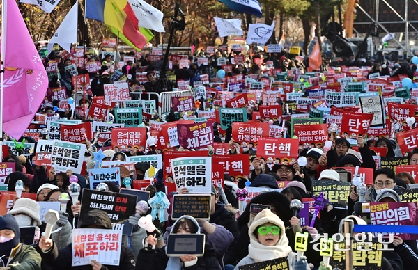 윤석열 대통령에 대한 두번째 탄핵소추안 표결일인 14일 오후 서울 여의도에 모인 시민들이 탄핵촉구를 하고 있다. 2024.12.14 /조재현기자 jhc@kyeonign.com