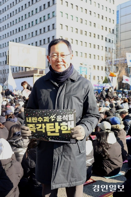 박남춘 전 인천시장이 14일 서울 영등포구 여의도 국회 앞에서 열린 윤석열 대통령 탄핵 촉구 집회에서 구호를 외치고 있다. 2024.12.14 /김성호기자 ksh96@kyeongin.com