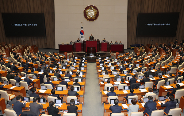 우원식 국회의장이 14일 오후 국회 본회의에서 윤석열 대통령 탄핵소추안을 상정하고 있다. 2024.12.14 /연합뉴스