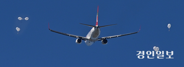 상공에 떠다니는 오물풍선들. /경인일보DB