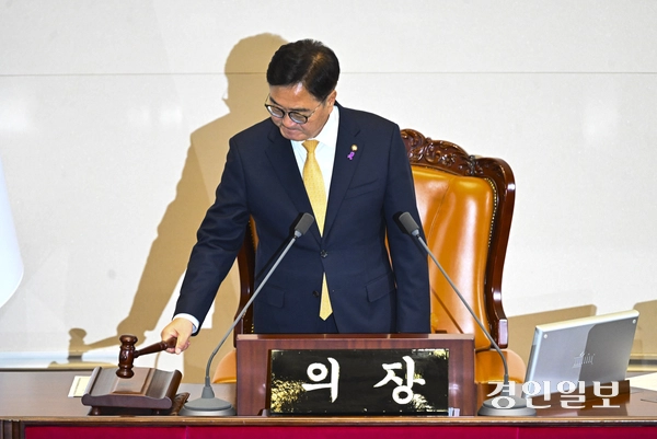 우원식 국회의장이 10일 오후 서울 국회에서 열린 본회의에서 의사봉을 두드리고 있다. 2024.12.10 /이지훈기자 jhlee@kyeongin.com