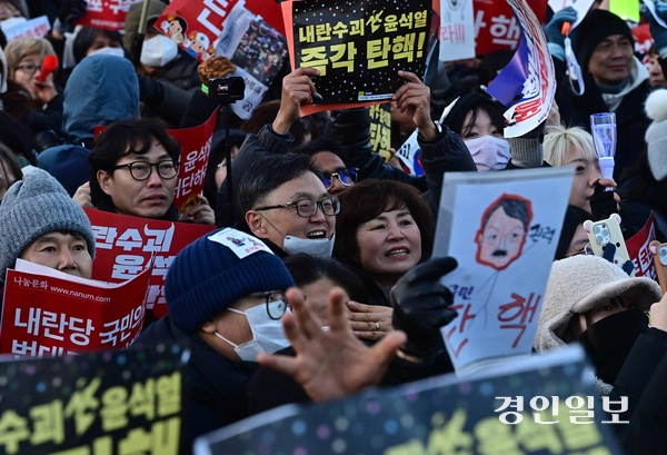 윤석열 대통령에 대한 탄핵소추안이 가결된 14일 오후 서울 여의도 국회의사당 앞에서 뉴스를 지켜보던 시민들이 환호하고 있다. 2024.12.14 /조재현기자 jhc@kyeongin.com