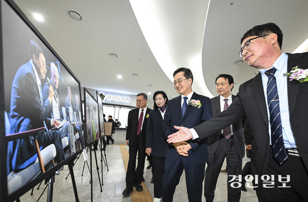 한국사진기자협회 경기지회 주최로 13일 오후 경기도청에서 열린 ‘2024 경기지역 보도사진전’에서 김동연 경기도지사, 임태희 경기도교육감, 정윤경 경기도의회 부의장 등 내빈들이 임열수 지회장과 함께 사진을 둘러보고 있다. /이지훈기자 jhlee@kyeongin.com