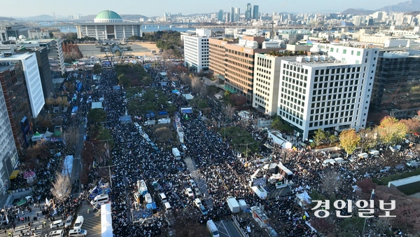 윤석열 대통령 2차 탄핵소추안 표결인 14일 오후 서울 여의도 국회 앞에서 시민들이 윤석열 대통령 탄핵을 촉구하는 집회를 하고 있다. 2024.12.14 /최은성기자 ces7198@kyeongin.com